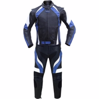 Frontansicht eines zweiteiligen Biker-Lederanzugs mit zwei Fronttaschen auf Bauchhöhe und einer Innentasche. Die Jacke ist am unteren Reißverschluss mit Klettverschlüssen gesichert. Abnehmbare Protektoren sorgen für zusätzliche Sicherheit.