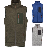 Vorderansicht der Herren-Jagdweste. Diese olivfarbene Strick-Fleeceweste für Herren mit hohem Kragen und Reißverschlusstaschen von OS-Trachten.