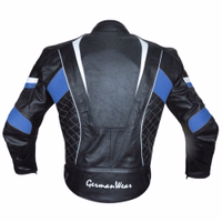 Herren-Motorradjacke in Blau, Rückansicht, ausgestattet mit Protektoren für Arme, Schultern, Ellbogen und Rücken. Im unteren Rückenbereich befindet sich ein dezentes reflektierendes „German Wear“-Logo sowie Klettverschlüsse an den Hüften zur Weitenverstell