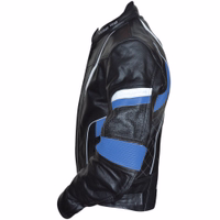 Blaue Motorradjacke in Armansicht mit Protektoren. Die Ärmelabschlüsse sind mit Reißverschlüssen versehen, während die weiter geschnittenen Ellbogen ideal für Chopper sind. Perforiertes Leder unterhalb der Schultern und über dem Rückenschutz sorgt für opti