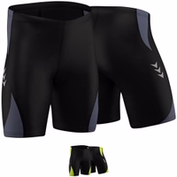 Entdecken Sie die Vorder- und Rückansichten dieser in Deutschland entworfenen Radsport-Shorts. Ausgestattet mit Gelpolsterung für erhöhten Komfort und schweißabsorbierendem Stoff sind diese Herren-Radshorts ideal für alle Ihre Fahrradtouren.