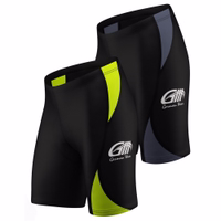 Entdecken Sie die Vorderansichten dieser grünen und grauen Hochleistungs-Radshorts. Aus 100 % Elasthan gefertigt, mit Gelpolsterung und Lederakzenten, bieten sie ultimativen Komfort. In Deutschland entworfen, sind sie perfekt für ein erstklassiges, schweiß