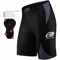 Seitenansicht von grauen Herren-Radshorts aus 100 % Elasthan. Die Radhosen verfügen über weiche, komfortable Lederpolsterung für eine hervorragende Passform. „German Wear“ ist an der Seite aufgedruckt und unterstreicht die überlegene Passform und Qualität.