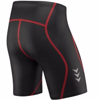 Rückansicht der roten gepolsterten Radhose, ergonomisches Coolmax-Sitzpolster, nahtlose Lycra-Passform, elastischer Bund, atmungsaktiv, leicht und feuchtigkeitstransportierend für ganztägigen Tragekomfort.