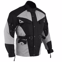 Seitenansicht der grauen Textil-Motorradjacke mit verstellbaren Ärmeln, winddichtem Design, gepolstertem Schutz, reflektierenden Elementen und großzügiger Passform für große und kräftige Fahrer.