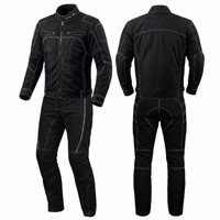 Vorder- und Rückansicht des Cordura-Anzugs. Fahren Sie stilvoll mit dem exklusiven Cordura 2-teiligen Motorradset. Wasser- und winddicht, mit herausnehmbarem Innenfutter – perfekte Ausrüstung für jedes Wetter. Premium-Produkt – weltweite Rücksendung kosten