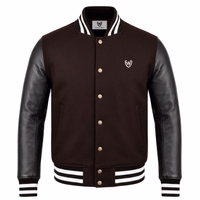College-Blouson aus Wolle mit Leder-Varsityjacke Erleben Sie Luxus und Komfort mit der Collegejacke in Dunkelbraun mit Lederärmeln, Frontansicht. Die Kombination aus Leder, Wolle und Polyester garantiert Langlebigkeit und Stil. Setzen Sie Akzente in Schwarz oder Dunkelbraun.