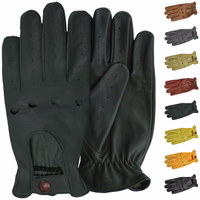 Vorder- und Rückansicht der luxuriösen Driving Gloves von German Wear. Gefertigt aus weichem Lamm-Nappaleder, bieten diese stilvollen Handschuhe ein Retro-Design, Druckknopfverschluss und offene Handrückseite. Erhältlich in Schwarz, Grau und weiteren Farbe