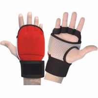 Vorderansicht der hochwertigen Neopren-Fitnesshandschuhe in Rot, Schwarz und Weiß mit gelgepolsterten Knöcheln, offenen Fingern und perforierten Handflächen. Ideal für Gewichtheben, Fitnesstraining und Bodybuilding.