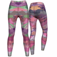 Front- und Rückansicht der Damen Pink Camo Sportleggings aus atmungsaktivem Stoff mit ergonomischer Passform, ideal für Yoga und Training. Bequem und dehnbar, perfekt für aktive Freizeit. Jetzt Leggings kaufen.