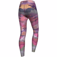 Seitenansicht der Damen Pink Camo Sportleggings mit flexibler, unterstützender Passform. Aus atmungsaktivem Stoff für alle Workouts, einschließlich Tanz und Gym. Jetzt für Komfort und Stil sichern.