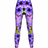 Damen Sport Leggings mit Aquarell-Blumenprint. Vorderansicht Damen-Leggings mit Aquarell-Blumenmuster – eleganter Mohn-Print für Yoga & Tanz, stylische Sportbekleidung, deutsche Herstellung, pflegeleichter Stoff. Jetzt online bestellen!