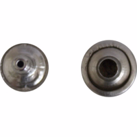 Reinforced detail of German Wear silberner Metall-Karabinerhaken für Lederweste. Zeigt robuste Verarbeitung mit Nietenbefestigung – langlebige Lösung für Reparaturen an Motorradwesten.