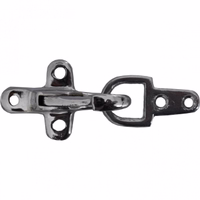 Close-up view of German Wear Jugend-Motorradwesten-Karabinerhaken aus silbernem Metall. Stabile Ersatzhaken für Ledervesten, langlebig und leicht zu montieren – perfekt für Biker-Reparaturen.