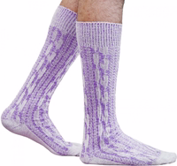 Vorderansicht eines einzelnen Paares bayerischer Trachtensocken mit elegantem Zopfmuster, gefertigt aus weichem Baumwollmix für Komfort und Langlebigkeit. Perfekt zu Lederhosen, Oktoberfest-Outfits und traditioneller deutscher Tracht.