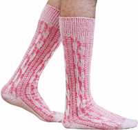 Vorderansicht eines einzelnen Paares bayerischer Trachtensocken mit elegantem Zopfmuster, gefertigt aus weichem Baumwollmix für Komfort und Langlebigkeit. Perfekt zu Lederhosen, Oktoberfest-Outfits und traditioneller deutscher Tracht.