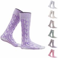 Vorderansicht authentischer bayerischer Zopfmustersocken in kurzer Ausführung, gefertigt aus 80 % Baumwollmischung für Weichheit und langanhaltenden Tragekomfort. Ideal zur Kombination mit Lederhosen oder festlicher Kleidung und bietet rustikalen Charme so