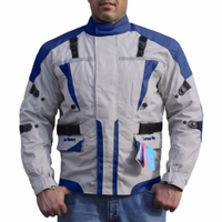 Cordura-Textil-Motorradjacken In Blau zeigt die Herren-Motorradjacke eine Vorderansicht und ist aus Polyester mit passendem Futter gefertigt. Sie verfügt über mehrere Protektoren für mehr Sicherheit sowie über zwei belüftete Brusttaschen mit 3D-Reißverschlüssen.