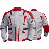Cordura Herren-Motorradjacke in Rot, dargestellt in Vorder- und Rückansicht. Hergestellt aus einer wasserabweisenden Nylon-Taffeta-Schicht, mit Reißverschluss- und Knopfverschlüssen. Ausgestattet mit Protektoren und einem verstellbaren Gürtel für eine opti