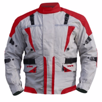 Die Vorderansicht der Herren-Motorradjacke in Rot zeigt eine Außenschicht aus Cordura-Polyester 600D. Sie ist mit Protektoren ausgestattet und verfügt über Reißverschluss- und Klettverschlüsse. Zusätzlich sind Reflektoren für verbesserte Sichtbarkeit integ