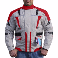 In Rot zeigt die Herren-Motorradjacke eine Vorderansicht und ist sorgfältig aus Polyestergewebe mit Polyesterfutter gefertigt. Sie ist mit zahlreichen Protektoren für mehr Sicherheit ausgestattet und verfügt zudem über zwei belüftete Brusttaschen mit 3D-Re