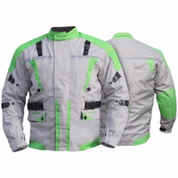 Cordura Herren-Motorradjacke in Grün, dargestellt in Vorder- und Rückansicht. Hergestellt aus einer wasserabweisenden Nylon-Taffeta-Schicht, mit Reißverschluss- und Knopfverschlüssen. Ausgestattet mit Protektoren und einem verstellbaren Gürtel für eine opt