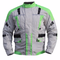 Die Vorderansicht der Herren-Motorradjacke in Grün zeigt eine Außenschicht aus Cordura-Polyester 600D. Sie ist mit Protektoren ausgestattet und verfügt über Reißverschluss- und Klettverschlüsse. Zusätzlich sind Reflektoren für verbesserte Sichtbarkeit inte