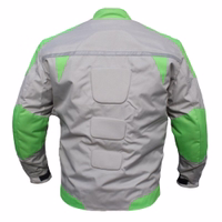 Die Rückansicht der Herren-Motorradjacke in Grün zeigt Protektoren an Armen, Schultern, Brust, Ellbogen und Rücken. Sie verfügt über ein herausnehmbares Futter für mehr Vielseitigkeit. Zusätzlich sind 2 belüftete Brusttaschen mit Reißverschluss sowie Reißv