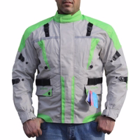 In Grün zeigt die Herren-Motorradjacke eine Vorderansicht und ist sorgfältig aus Polyestergewebe mit Polyesterfutter gefertigt. Sie ist mit zahlreichen Protektoren für erhöhte Sicherheit ausgestattet und verfügt zudem über zwei belüftete Brusttaschen.