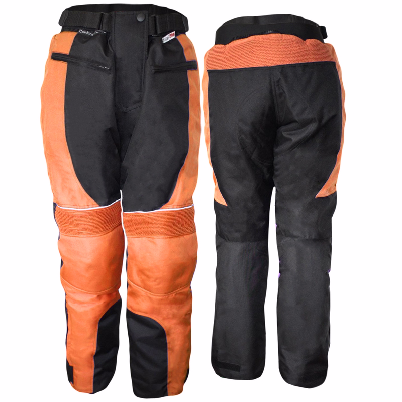 Damen-Motorradhose Cordura Textil Kombihose Vorder- und Rückansicht der orangefarbenen Damen-Premium-Cordura-Motorradhose. Sie ist wasserdicht, winddicht und mit Jacken verbindbar für vielseitigen Tragekomfort. Deutsche Ingenieurskunst für unvergleichliche Qualität. Online kaufen und kostenlosen Ver