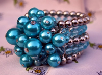 Traditional purple heart bracelet, handmade with metal and cut glass beads. Elastic and adjustable, romantic, eye-catching accessory perfect for weddings, parties, or as a unique gift for women.