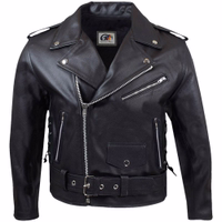 Vorderansicht einer Brando-Lederjacke mit Rocker-Charme. Aus 100 % Kalbsleder gefertigt, mit herausnehmbarem Innenfutter, langen Ärmeln, Frontgürtel sowie Reißverschlusstaschen an Brust und Seiten – vereint Stil und Funktionalität.