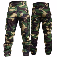Vorder- und Rückansicht der Camouflage-Hunting-Hose mit mehreren Taschen und robustem Design. Für Outdoor-Aktivitäten konzipiert. Das Material ist voraussichtlich eine Mischung aus Polyester und Baumwolle für Langlebigkeit und Atmungsaktivität. Beide Ansic
