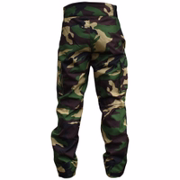 Rückansicht der Hunting-Hose aus robustem, hochwertigem Stoff. Mit mehreren Cargotaschen, verstärkten Knien und verstellbarem Bund für bequemen Sitz. Hergestellt aus Polyester-Baumwoll-Mischung für Langlebigkeit und Atmungsaktivität.