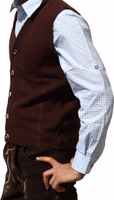 Seitenansicht der Trachtenweste – Gestrickte Wollweste im traditionellen Trachtenstil. Bequemer und eleganter Wollpullover in Dunkelbraun. Premium-Qualität. Jetzt online bestellen und zeitlosen Stil sowie Komfort genießen!