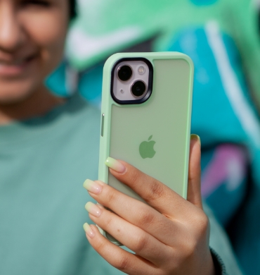 IcedClip mint-green iPhone 14 Lifestyle picture