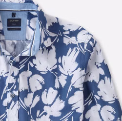 Olymp Casual Regular Fit Herrenhemd – Blau mit weißem Blumendruck Olymp Casual Regular Fit Herrenhemd – Blau mit weißem Blumendruck