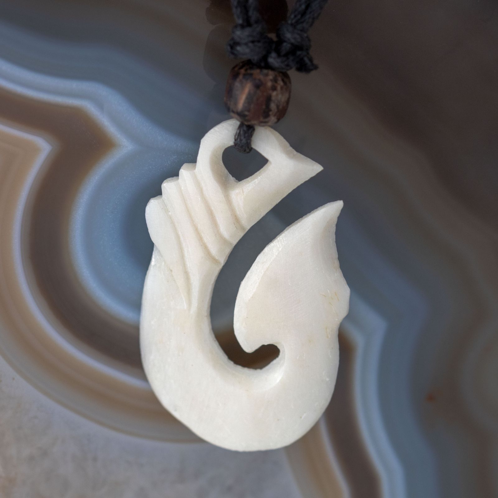 Kettenanhnger aus Knochen - Anhnger Kette Tribal Maori Maui Fischhaken |  Fly Style Webshop
