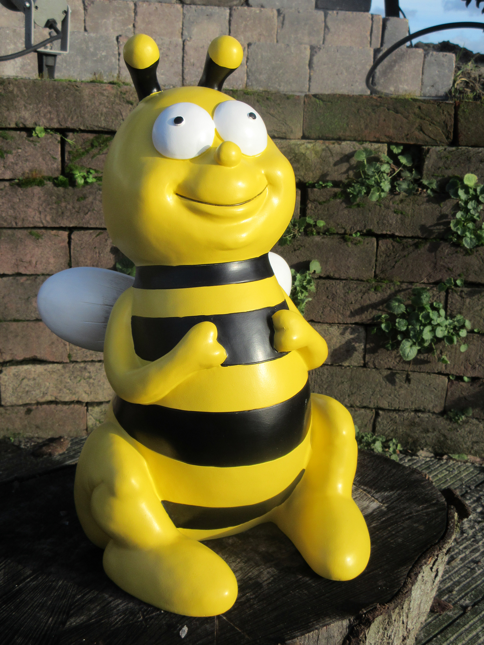 Gartenfigur Biene sitzend lustige Deko Tierfigur Gartendeko Dekofigur groß, Fachhandel Plus