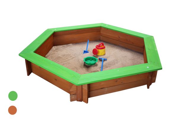 Sechseckiger Sandkasten im Garten