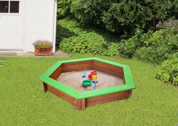 Sechseckiger Sandkasten im Garten
