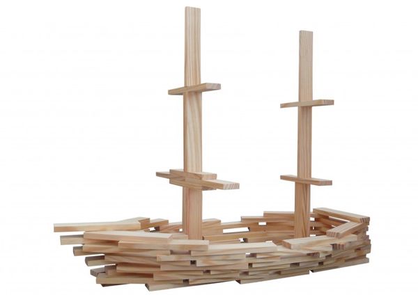 Holzbausteine als Schiff gebaut