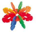 Bunte Steckblumen als Reifen gesteckt
