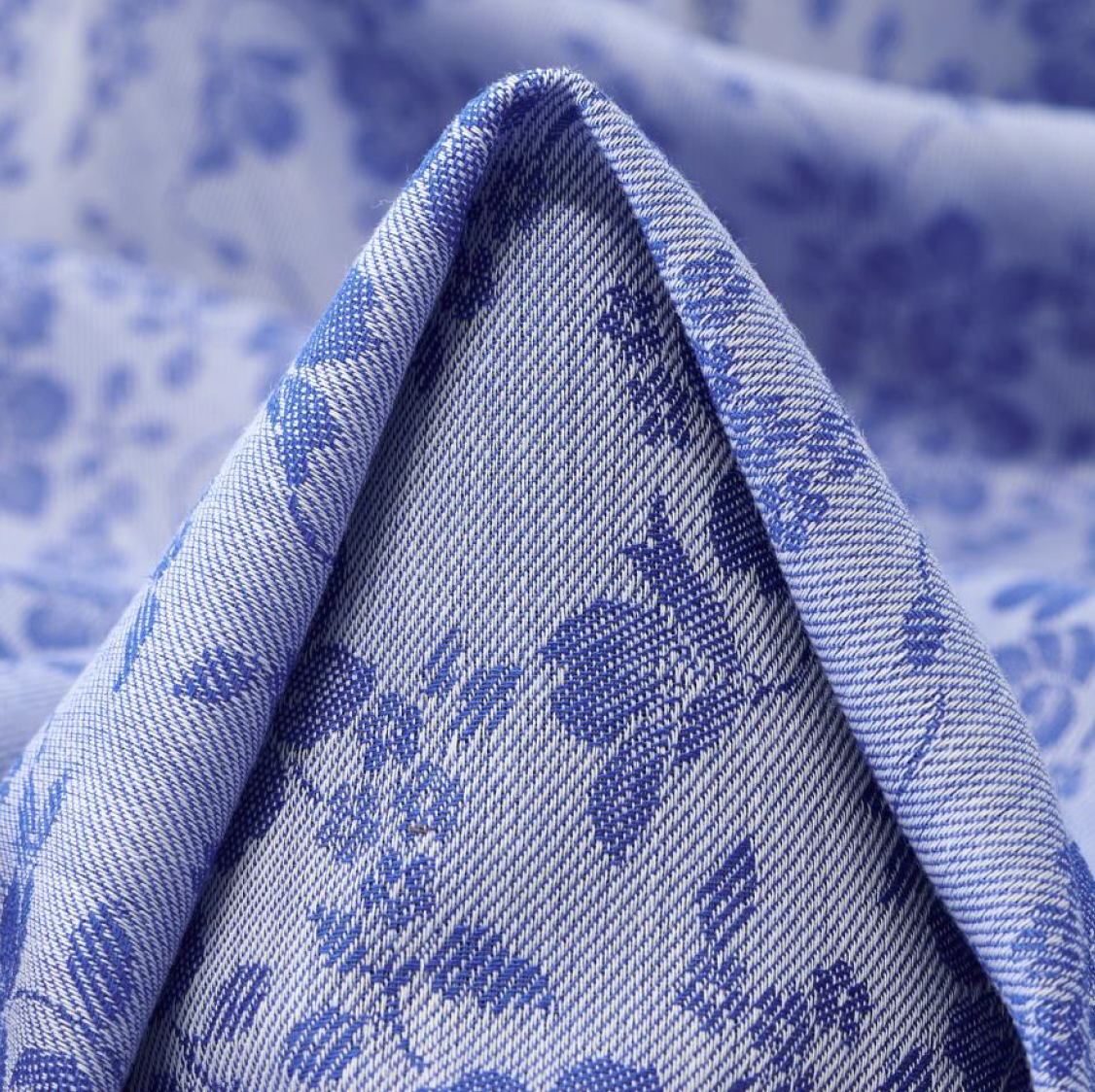 Jacquard Stoff mit floralem Muster blau