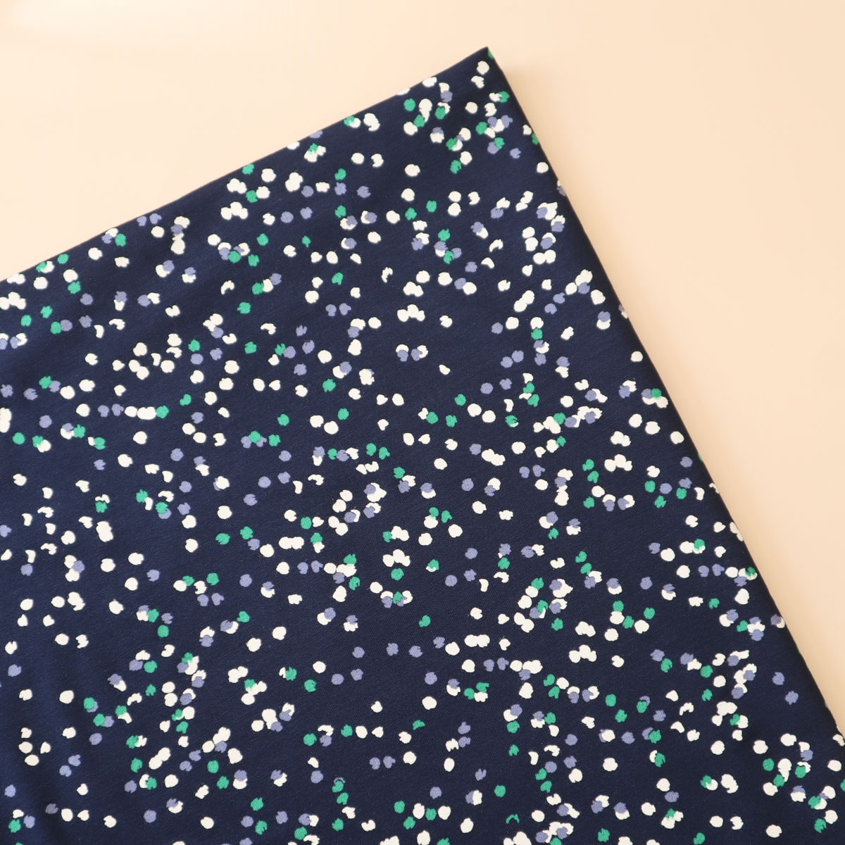 Viskose Jersey mit Streublumen auf dunkelblau