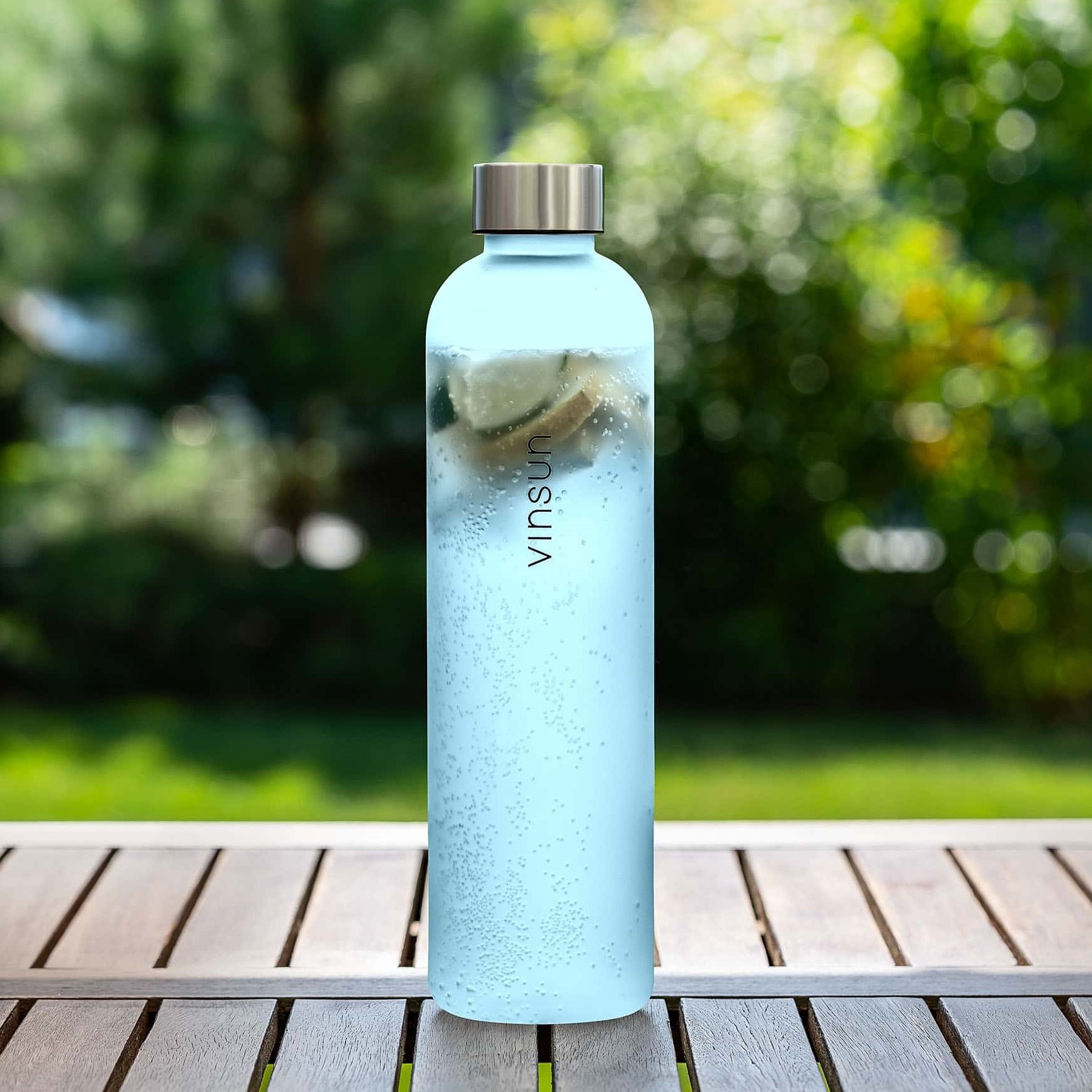 Trinkflasche Tritan blau auf Holztisch draußen