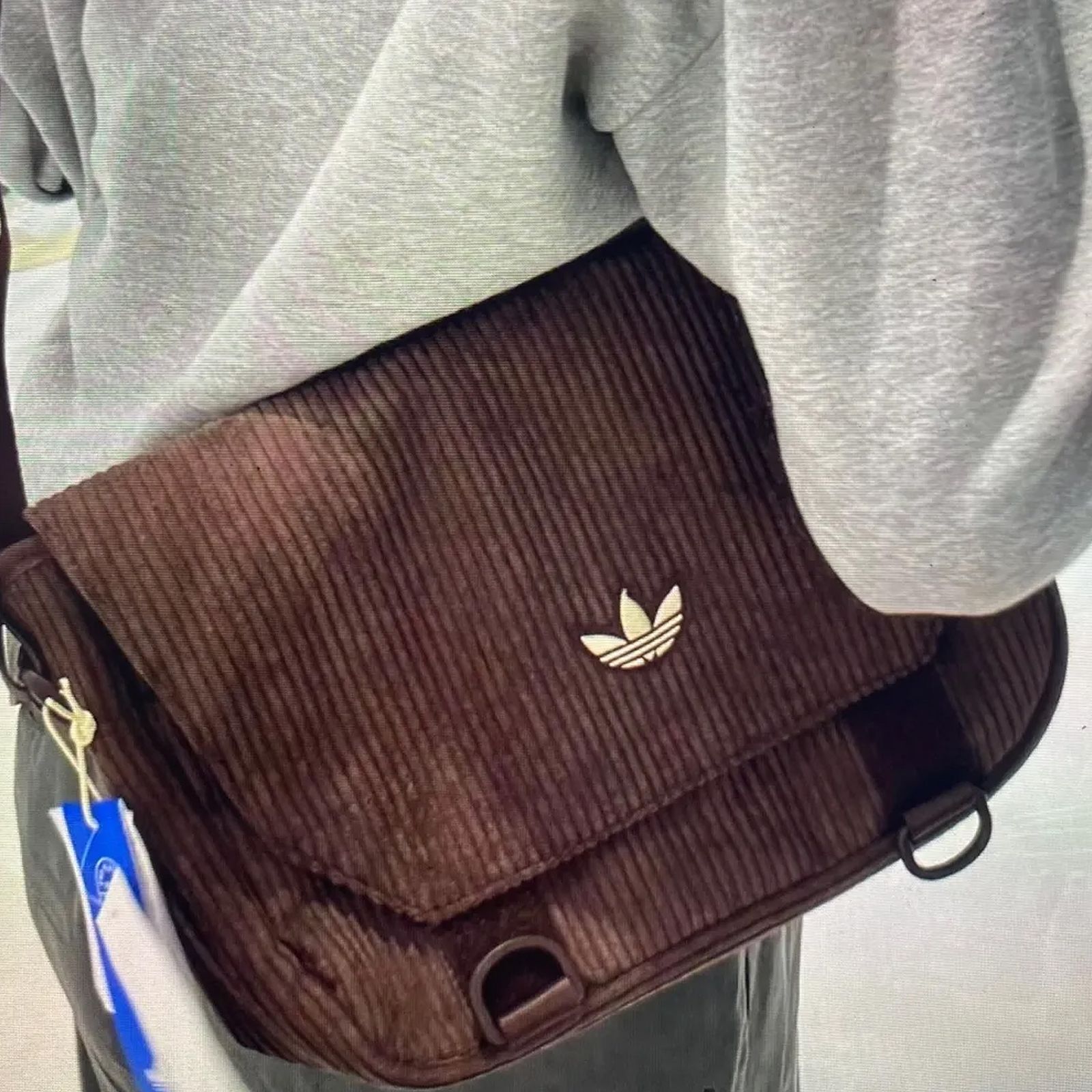 【Y2K】adidas archive shoulder bag brown ADIDAS SHOULDER BAG LARGE BROWN 🤎 PRICE 2580 Baht SIZE : L