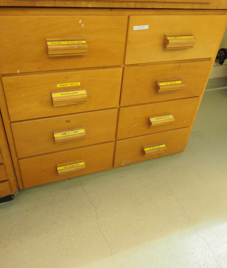 Werkstattschrank mit Messzubehör/ u.a. Röhren, Schroff, Teiler #308