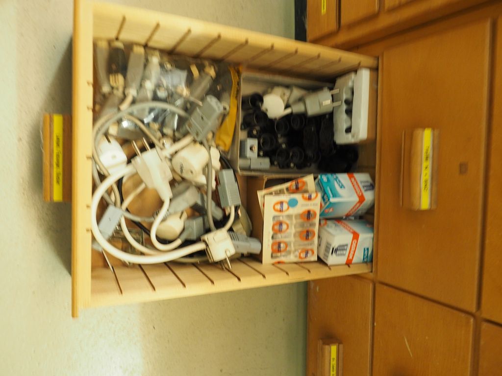 Werkstattschrank mit Messzubehör/ u.a. Röhren, Schroff, Teiler #308