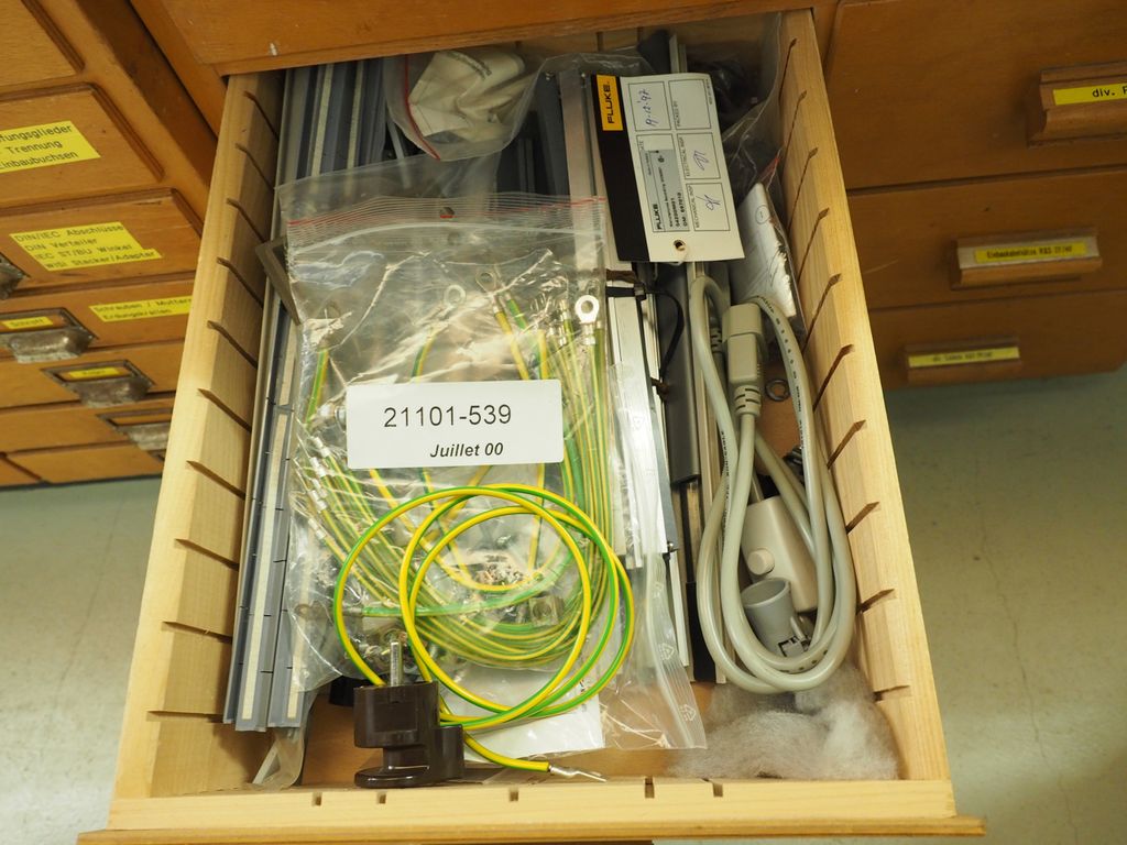 Werkstattschrank mit Messzubehör/ u.a. Röhren, Schroff, Teiler #308